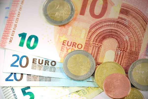 Euroscheine und Euromünzen als Symbol für die Bettensteuer