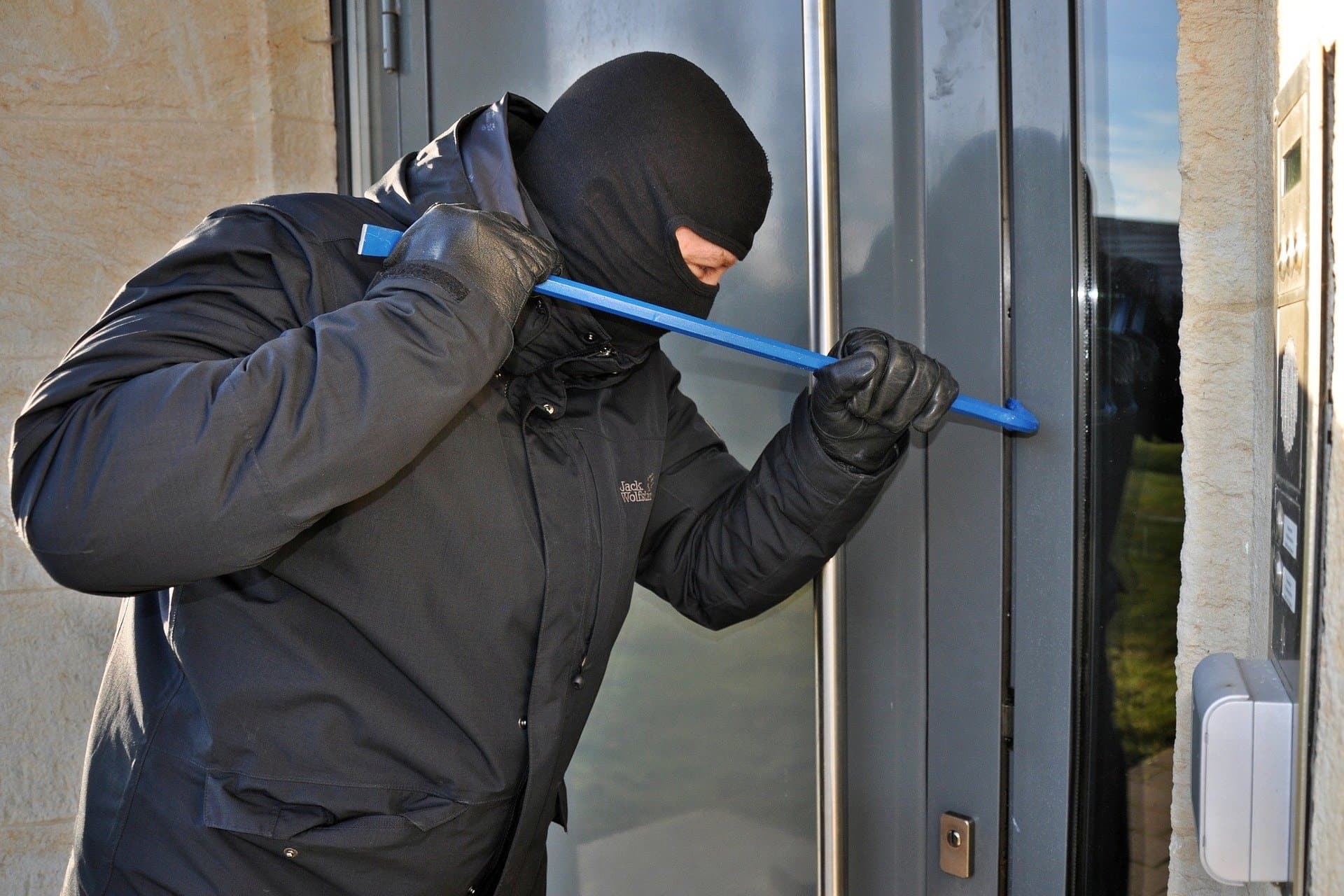 Einbrecher versucht Tür mit Kuhfuß aufzuhebeln